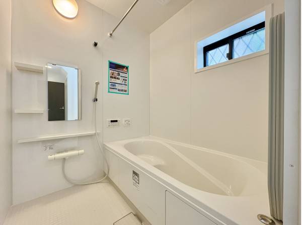 清潔感のある白を基調とした浴室です。