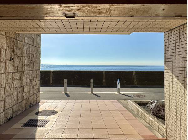 エントランスのドアを開けると海が見えます