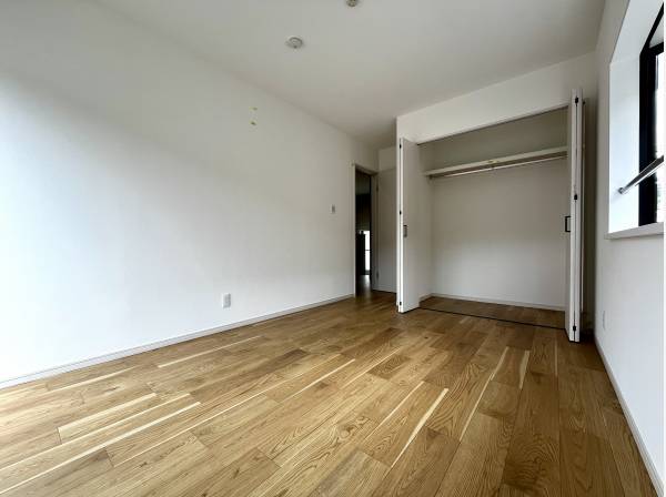 洋室は全３部屋で各洋室に収納完備