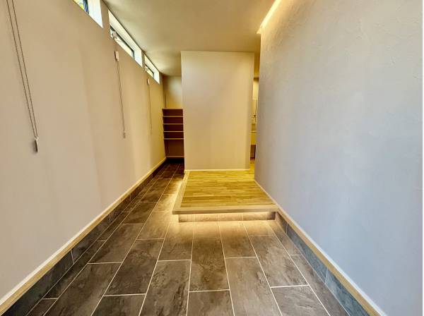 玄関も広くてカッコよいですね！