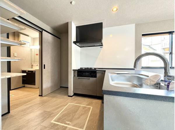 オープンキッチンはゆとりのあるスペースです。