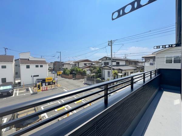 2部屋を跨るワイドバルコニーは陽当たり良好