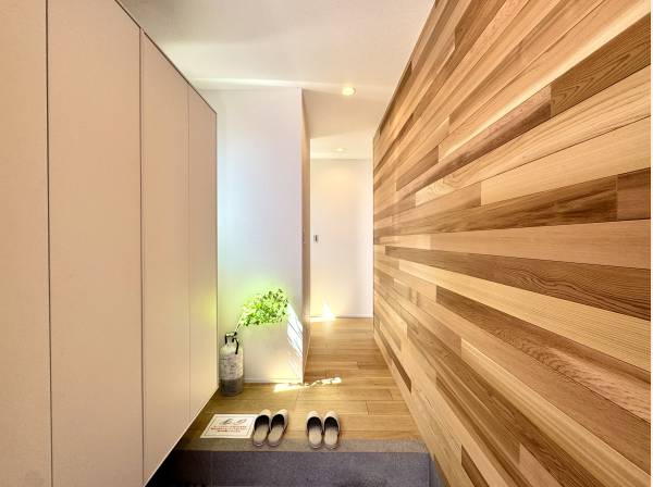 顔となる玄関ホールは木張りで暖かみをプラス