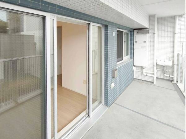 ゆったりとしたバルコニーは南東向きで洗濯物が良く乾きそう