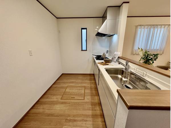 キッチンは広いカウンターキッチンです。