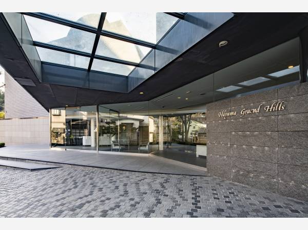 邸宅の顔にふさわしい、重厚感のあるエントランス