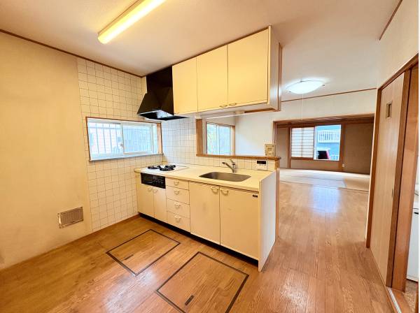 対面キッチンの下には床下収納が２つ設けています