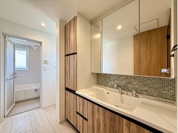 大型の鏡が高級感を醸し出す洗面化粧台