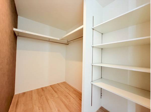 約7.5帖の居室には大容量のWIC！カバン等も置けそうな棚も◎