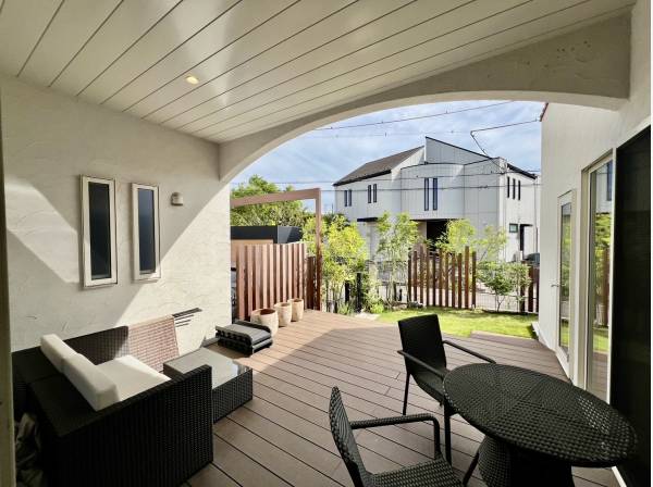 リビングと繋がるテラスで、至福のBBQを