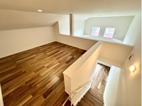 ロフトへは固定階段で