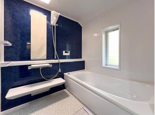 白×ブルーの爽やかなバスルーム