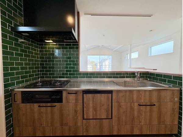 緑のタイルが印象的なシステムキッチンです