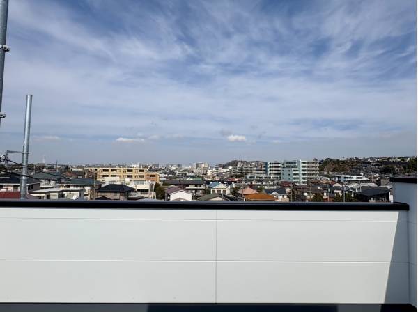 広い空と街並みを望みます♪