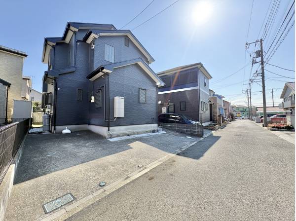 閑静な住宅地に馴染む落ち着いた色合いの外観