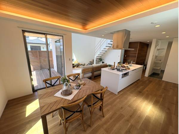 ウッドデッキとつながる、光あふれる癒しのリビング