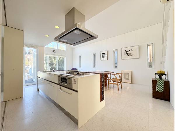 対面式のキッチン開放的で広く使えるのが魅力です