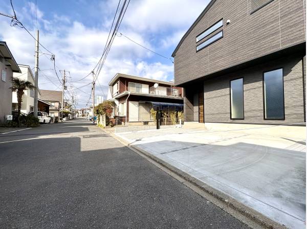 前面道路もゆとりがございます。駐車スペースは2台完備