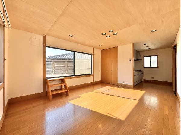 デッキ直結のリビング。ワクワクが広がる設計。