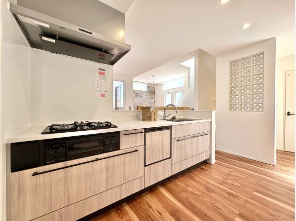 対面式システムキッチンの横には花ブロック