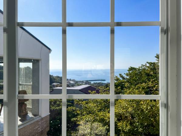 高台ならではの爽快な眺めが広がります