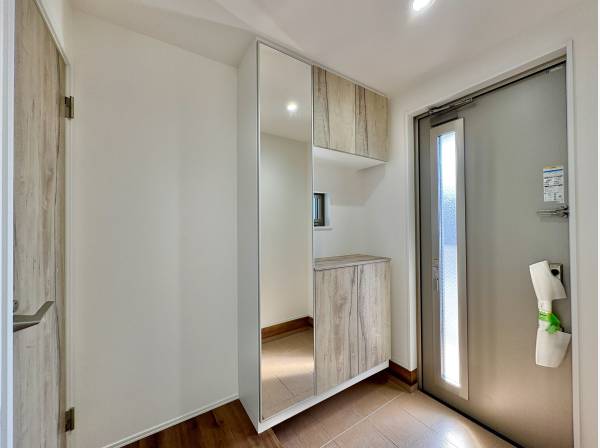 落ち着いた雰囲気のある玄関は、ご家族の帰りを暖かく迎えます