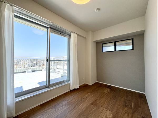 洋室から大型バルコニーへ