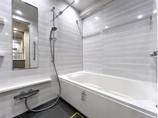 バスルームは清潔感のある爽やかな空間