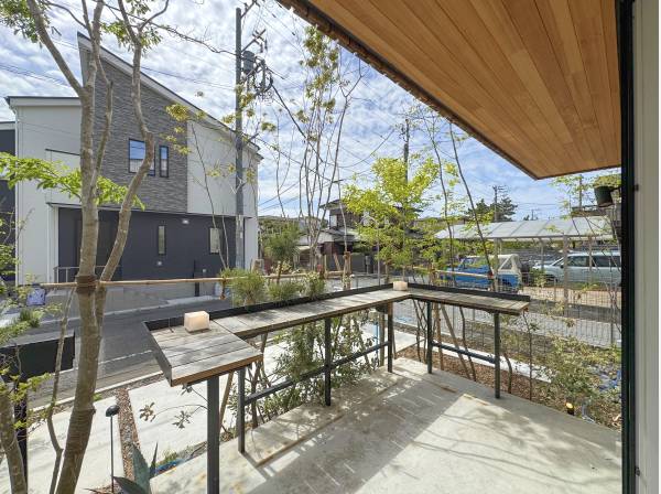 まるでカフェのテラス席の様なオープンエアリビング。植栽もきれいです。