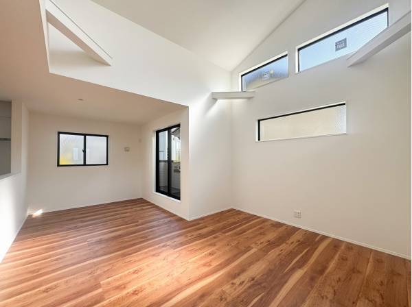 たくさんの窓から陽光が降り注ぐ約18帖のLDK