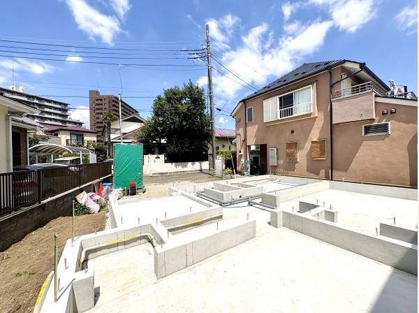 現地は現在建築中ですが周辺の施工例をご覧いただけるので建物のイメージも