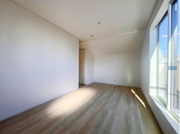 主寝室は約9帖もございます