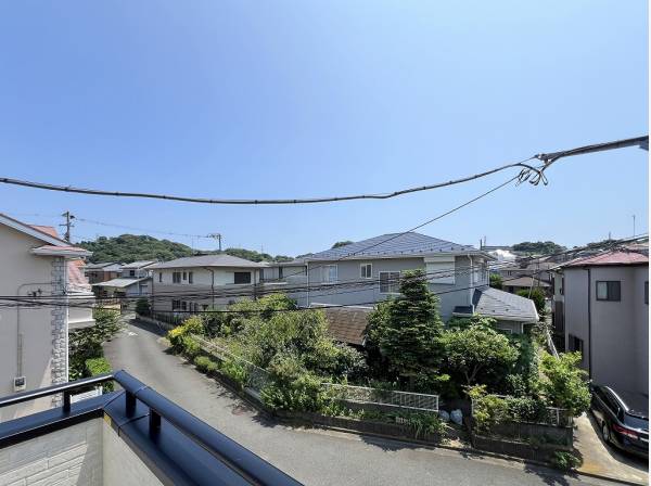バルコニー側は向かい合った建物と距離があり開放感を愉しめます