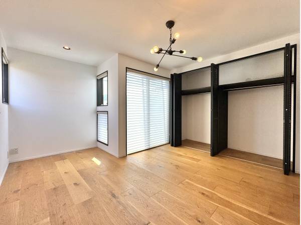 光と静けさに包まれる、余白を活かした一室。