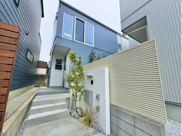 シャープな外観と爽快な青空の抜け感が湘南の空にマッチします