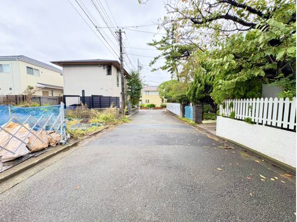前面道路は約6ｍの広さがございます