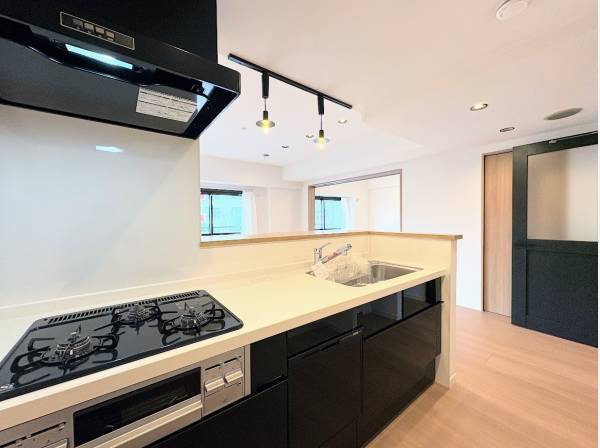 家族の顔が見える対面式キッチン