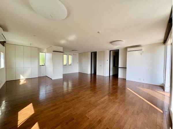 一階にここまで広いお部屋があると、お店などができそうです！