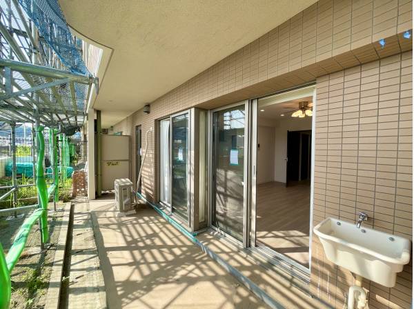 バルコニーは1階の住宅ならではの専用庭付き