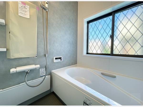 窓が付いた明るいバスルームです。