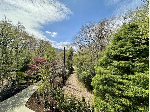 2階バルコニーからの眺望/360度緑に囲まれた自然豊かな環境です