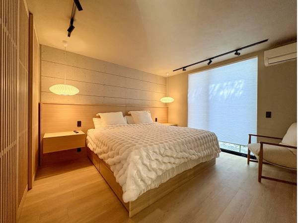 大谷石風のタイルやバブルランプがホテルライクな空間を演出