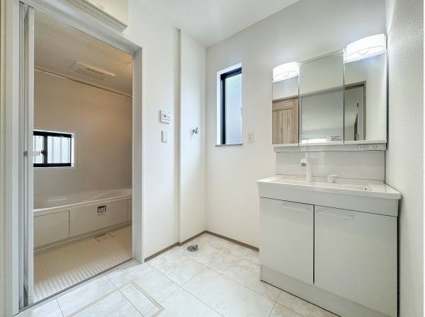 ホワイトを基調とした清潔感あふれるサニタリールーム