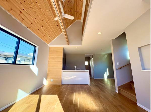 勾配天井で開放的なリビングルーム