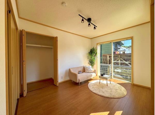 リビング隣接のお部屋。随時開放しておけば広々とした空間に。