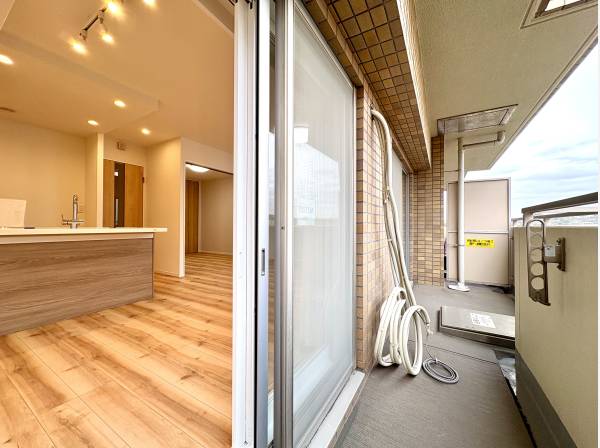 リビングから繋がるワイドバルコニー