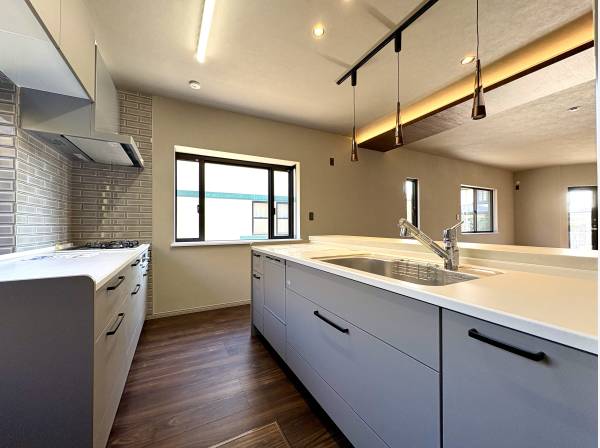 カップボード付きで収納たっぷりなキッチン