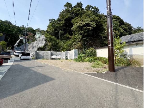 前面道路も広々で駐車も楽々です。