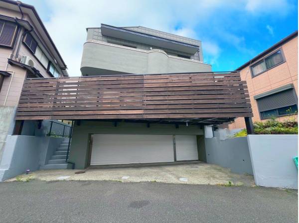 スタイリッシュなウッドデッキや５台も駐車可能な広々敷地！