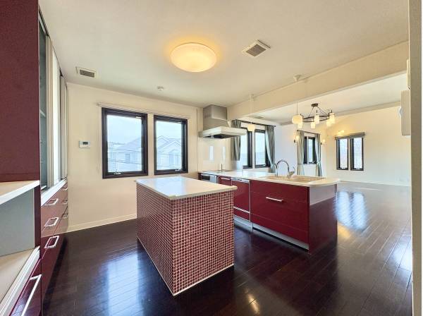 広く、ゆとりのあるキッチンは、人気のペニンシュラタイプです